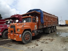 Mack R Model 8x4